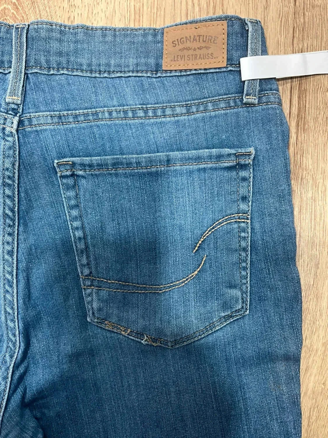 Short Levi's Mid Rise Capri Taille 6 W28 Vintage Bleu Slv 024 – photo 10